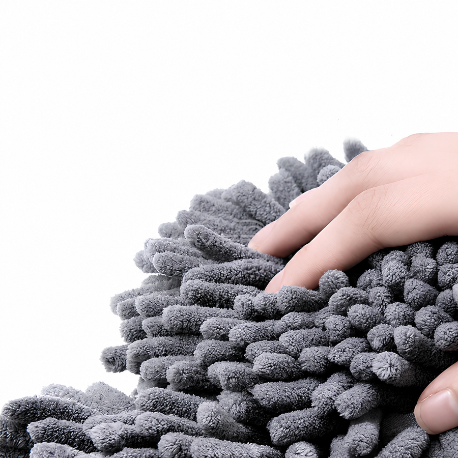 Gros plan sur les fibres chenille souples de la brosse